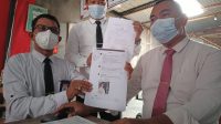 TIM Kuasa Hukum Perbekel Tamblang saat menunjukan bukti laporan ke Polres Buleleng disertai barang bukti screenshot postingan. Foto: rik TIM Kuasa Hukum Perbekel Tamblang saat menunjukan bukti laporan ke Polres Buleleng disertai barang bukti screenshot postingan. Foto: rik