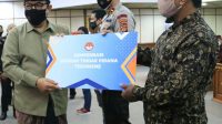 WAGUB Cok Ace menyerahkan bantuan LPSK Pusat kepada korban tindak pidana terorisme. Foto: ist WAGUB Cok Ace menyerahkan bantuan LPSK Pusat kepada korban tindak pidana terorisme. Foto: ist