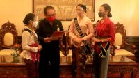 Wagub Cok Ace saat bertemu tiga putri asal Bali