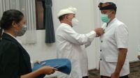 artha dipa lantik ARTHA Dipa menyematkan pin sebagai tanda KPMB resmi dilantik. Foto: alit