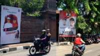 baliho melanggar BALIHO kedua paslon Pilkada Denpasar 2020 yang dipasang di banyak titik di Denpasar, meski sudah ada kesepakatan tidak memasang banyak baliho untuk mendukung pilkada ramah lingkungan. Foto: gus hendra
