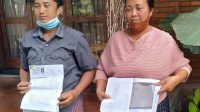 DUA warga calon penerima bantuan UMKM asal Desa Undisan, Tembuku, Bangli, menunjukkan keanehan mekanisme pencoretan mereka sebagai penerima bantuan stimulus dari Pemprov Bali. Foto: gia DUA warga calon penerima bantuan UMKM asal Desa Undisan, Tembuku, Bangli, menunjukkan keanehan mekanisme pencoretan mereka sebagai penerima bantuan stimulus dari Pemprov Bali. Foto: gia