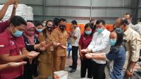 DINSOS Buleleng saat mengecek kondisi beras yang akan diberikan kepada sejumlah masyarakat Buleleng. Foto: ist DINSOS Buleleng saat mengecek kondisi beras yang akan diberikan kepada sejumlah masyarakat Buleleng. Foto: ist
