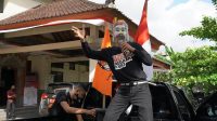 bondres KPU Badung I Wayan Semara Cipta sesaat sebelum sosialisasi Pilkada Badung dengan memakai gaya bondres. Foto: Ist