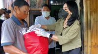 WALI KOTA Rai Mantra ; didampingi Ketua K3S, IA Selly Dharmawijaya Mantra, menyerahkan bantuan kepada Rumah Tangga Miskin (RTM) atau masyarakat kurang mampu di wilayah Kelurahan Padangsambian, Senin (19/10/2020). Foto: ist WALI KOTA Rai Mantra ; didampingi Ketua K3S, IA Selly Dharmawijaya Mantra, menyerahkan bantuan kepada Rumah Tangga Miskin (RTM) atau masyarakat kurang mampu di wilayah Kelurahan Padangsambian, Senin (19/10/2020). Foto: ist