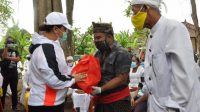 BUPATI Tabanan Ni Putu Eka Wiryastuti menyerahkan bantuan kepada warga terdampak bencana alam tanah longsor, juga kepada pemangku dan serati, di Banjar Sanggulan, Desa Banjar Anyar, Kecamatan Kediri, Rabu (14/10/2020). Foto: ist BUPATI Tabanan Ni Putu Eka Wiryastuti menyerahkan bantuan kepada warga terdampak bencana alam tanah longsor, juga kepada pemangku dan serati, di Banjar Sanggulan, Desa Banjar Anyar, Kecamatan Kediri, Rabu (14/10/2020). Foto: ist