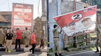cabuti baliho melanggar SATPOL PP Denpasar menurunkan baliho liar paslon Pilkada Denpasar di Jalan Hayam Wuruk, Denpasar, Senin (26/10/2020). Foto: gus hendra