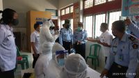 BNN Kabupaten Karangasem menggelar tes urine terhadap 30 petugas Lapas Kelas II B Karangasem, Selasa (13/10/2020). Foto: nad BNN Kabupaten Karangasem menggelar tes urine terhadap 30 petugas Lapas Kelas II B Karangasem, Selasa (13/10/2020). Foto: nad