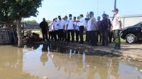 BUPATI Artha saat mengecek dampak banjir di Desa Pengambengan, Kecamatan Negara, Jembrana, Rabu (14/10/2020). Foto: ist BUPATI Artha saat mengecek dampak banjir di Desa Pengambengan, Kecamatan Negara, Jembrana, Rabu (14/10/2020). Foto: ist