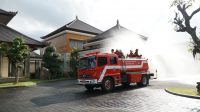 PERSONEL pemadam kebakaran menyemprotkan cairan disinfektan keseluruhan kawasan Puspem Badung termasuk di rumah jabatan Bupati Badung dan Wakil Bupati Badung, Kamis (1/10/2020). Foto: ist PERSONEL pemadam kebakaran menyemprotkan cairan disinfektan keseluruhan kawasan Puspem Badung termasuk di rumah jabatan Bupati Badung dan Wakil Bupati Badung, Kamis (1/10/2020). Foto: ist