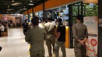 PETUGAS Satpol PP Kota Denpasar saat mendatangi Gerai Mie Gacoan, Jalan Gatut Subroto (Gatsu) Tengah, Sabtu (24/10/2020) malam. Foto: ist PETUGAS Satpol PP Kota Denpasar saat mendatangi Gerai Mie Gacoan, Jalan Gatut Subroto (Gatsu) Tengah, Sabtu (24/10/2020) malam. Foto: ist