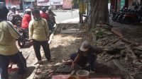 PERBAIKAN trotoar di Jalan Melati Denpasar, Minggu (25/10/2020). Foto: ist PERBAIKAN trotoar di Jalan Melati Denpasar, Minggu (25/10/2020). Foto: ist