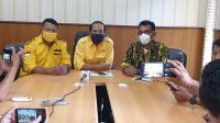 dewa suamba negara DEWA Suamba Negara (tengah) didampingi Ketut Nesa (kanan) dan Muammar Kaddafi saat menjelaskan persiapan HUT ke-56 Partai Golkar, Selasa (20/10/2020). Foto: gus hendra