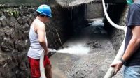PEMBERSIHAN endapan material di saluran pengolahan air baku PDAM Tirta Mangutama. Foto: ist PEMBERSIHAN endapan material di saluran pengolahan air baku PDAM Tirta Mangutama. Foto: ist