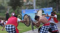 gebug ende karangasem PEMENTASAN tradisi gebug ende di Karangasem. Tradisi ini sementara tidak dijalankan karena terhadang pandemi Corona. Foto: ist