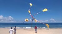 INSTALASI panah Cakra Baskara yang berdiri di depan area pemelastian Pantai Desa Adat Legian. Foto: gay INSTALASI panah Cakra Baskara yang berdiri di depan area pemelastian Pantai Desa Adat Legian. Foto: gay