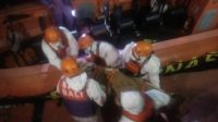 PROSES evakuasi di tengah laut yang dilakukan petugas Basanas Bali terhadap nahkoda Kapal Star Gina 2 GR, Geneper Oledan (50). Foto: ist PROSES evakuasi di tengah laut yang dilakukan petugas Basanas Bali terhadap nahkoda Kapal Star Gina 2 GR, Geneper Oledan (50). Foto: ist