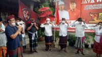 PELANTIKAN Relawan Jaya Wibawa (RJW), Sabtu (17/10/2020) di Puri Satria, ditandai dengan pemasangan masker secara serentak para pengurus RJW. Foto: tra PELANTIKAN Relawan Jaya Wibawa (RJW), Sabtu (17/10/2020) di Puri Satria, ditandai dengan pemasangan masker secara serentak para pengurus RJW. Foto: tra