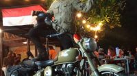 ROBINSON Telaumbanua berdiri diatas motor yang dipergunakan berwisata Jawa-Bali. Foto: ist ROBINSON Telaumbanua berdiri diatas motor yang dipergunakan berwisata Jawa-Bali. Foto: ist