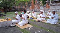 RELAWAN Jaya Wibawa (RJW) menggelar persembahyangan bersama di Pura Agung Jagatnatha Denpasar, Rabu (28/10/2020) sore. Foto: tra RELAWAN Jaya Wibawa (RJW) menggelar persembahyangan bersama di Pura Agung Jagatnatha Denpasar, Rabu (28/10/2020) sore. Foto: tra