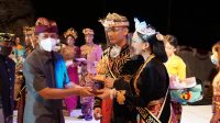 Pjs. Bupati Karangasem, I Wayan Serinah, menyerahkan piala pada Jegeg Bagus Karangasem saat menutup Karangasem Cultural Movement Carnival 2020, Jumat (31/10/2020) malam. Foto: ist Pjs. Bupati Karangasem, I Wayan Serinah, menyerahkan piala pada Jegeg Bagus Karangasem saat menutup Karangasem Cultural Movement Carnival 2020, Jumat (31/10/2020) malam. Foto: ist