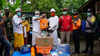 SEKDA Kabupaten Karangasem, I Ketut Sedana Merta, menyerahkan bantuan sembako kepada warga yang rumahnya tertimpa pohon tumbang, Sabtu (31/10/2020). Foto: ist SEKDA Kabupaten Karangasem, I Ketut Sedana Merta, menyerahkan bantuan sembako kepada warga yang rumahnya tertimpa pohon tumbang, Sabtu (31/10/2020). Foto: ist