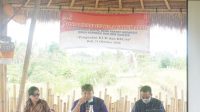 NYOMAN Parta (tengah) didampingi Executive Vice Presiden BRI Bali-Nusra, Ida Bagus Ketut Subagia, dan perwakilan Dinas Koperasi & UKM Kabupaten Gianyar. Foto: adi NYOMAN Parta (tengah) didampingi Executive Vice Presiden BRI Bali-Nusra, Ida Bagus Ketut Subagia, dan perwakilan Dinas Koperasi & UKM Kabupaten Gianyar. Foto: adi