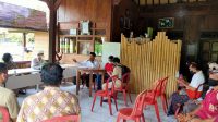 Pjs Bupati Karangasem, Wayan Serinah; bersama OPD terkait, bertemu langsung dengan para perajin arak di Sibetan. Foto: nad Pjs Bupati Karangasem, Wayan Serinah; bersama OPD terkait, bertemu langsung dengan para perajin arak di Sibetan. Foto: nad