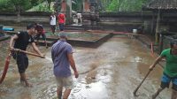 AIR sungai meluap menggenangi areal Pura Taman Baginda, Desa Temesi, Gianyar. Foto: adi AIR sungai meluap menggenangi areal Pura Taman Baginda, Desa Temesi, Gianyar. Foto: adi