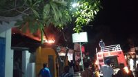 PETUGAS damkar Buleleng saat berupaya memadamkan api yang melahap sebuah Toko Waserda milik KUD Karma Bumi Amerta Desa Kubutambahan, Selasa (6/10/2020) malam. Foto: ist PETUGAS damkar Buleleng saat berupaya memadamkan api yang melahap sebuah Toko Waserda milik KUD Karma Bumi Amerta Desa Kubutambahan, Selasa (6/10/2020) malam. Foto: ist