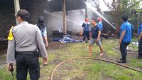 UPAYA pemadaman gudang yang terbakar di Banjar Dinas Meliling Kawan, Desa Meliling, Kecamatan Kerambitan, Tabanan, Selasa (6/10/2020). Foto: ist UPAYA pemadaman gudang yang terbakar di Banjar Dinas Meliling Kawan, Desa Meliling, Kecamatan Kerambitan, Tabanan, Selasa (6/10/2020). Foto: ist