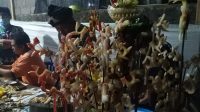 MEMBUAT gayah, pekerjaan yang jarang diminati generasi muda. Foto: nad MEMBUAT gayah, pekerjaan yang jarang diminati generasi muda. Foto: nad