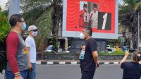 monitoring APK KETUA KPU Bali, I Dewa Agung Gede Lidartawan (baju hitam) saat monitoring APK yang difasilitasi KPU Denpasar di simpang enam Jalan Teuku Umar, Denpasar, Jumat (23/10/2020). Foto: gus hendra
