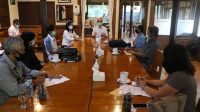 panelis debat pilkada denpasar KPU Denpasar membahas persiapan kampanye debat Pilkada Denpasar 2020 bersama para panelis di satu restoran, Senin (5/10/2020). Foto: Ist
