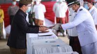 BUPATI Suwirta melantik perbekel terpilih untuk masa jabatan tahun 2020-2026 di Kabupaten Klungkung, Selasa (6/10/2020). Foto: ist BUPATI Suwirta melantik perbekel terpilih untuk masa jabatan tahun 2020-2026 di Kabupaten Klungkung, Selasa (6/10/2020). Foto: ist