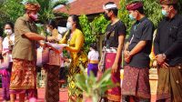 WABUP Kasta menyerahkan hadiah kepada pemenang lomba di halaman Museum Semarajaya, Senin (12/10/2020). Foto: ist WABUP Kasta menyerahkan hadiah kepada pemenang lomba di halaman Museum Semarajaya, Senin (12/10/2020). Foto: ist