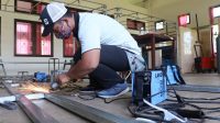 SALAH seorang peserta pelatihan kerja bidang las yang digelar di BLK Baluk, Kecamatan Negara, Jembrana. Foto: ist SALAH seorang peserta pelatihan kerja bidang las yang digelar di BLK Baluk, Kecamatan Negara, Jembrana. Foto: ist