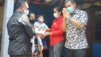 PENYERAHAN bantuan kepada Putu Shakila Algina (5 tahun) di Banjar Taman Sari, Desa Pandak Gede, Kecamatan Kediri, Tabanan, Selasa (13/10/2020). Foto: ist PENYERAHAN bantuan kepada Putu Shakila Algina (5 tahun) di Banjar Taman Sari, Desa Pandak Gede, Kecamatan Kediri, Tabanan, Selasa (13/10/2020). Foto: ist
