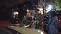 PETUGAS gabungan saat mendata pelanggar di Kecamatan Kuta. Foto: gay PETUGAS gabungan saat mendata pelanggar di Kecamatan Kuta. Foto: gay