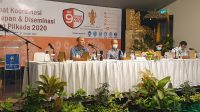 rakor KPU Denpasar JOHN Darmawan saat memberi materi dalam rapat kerja dan diseminasi riset Pilkada Denpasar 2020 di Sanur, Selasa (27/10/2020). Foto: gus hendra