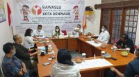 rapat bawaslu penertiban baliho RAPAT koordinasi penertiban baliho liar di Bawaslu Denpasar dengan melibatkan para pengampu kepentingan, Rabu (21/10/2020). Foto: gus hendra