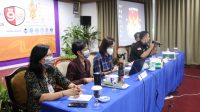 rapat laporan dana kampanye KPU denpasar KOMISIONER KPU Denpasar didampingi komisioner KPU Bali saat memberi pengarahan dalam Bimtek Laporan Dana Kampanye pada Pilkada Denpasar 2020, Rabu (21/10/2020). Foto: gus hendra