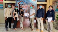 riset LPPM Unud KADEK Dwita Apriani (dua kiri) saat menyerahkan hasil riset LPPM Unud terkait media informasi Pilkada Denpasar kepada KPU Denpasar, Rabu (14/10/2020). Foto: gus hendra