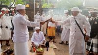 SUASANA siat geni yang divisualisasikan dengan perang dupa di Desa Adat Tuban, Kuta, Badung, bertepatan Purnama Kapat, Kamis (1/10/2020). Foto: gay SUASANA siat geni yang divisualisasikan dengan perang dupa di Desa Adat Tuban, Kuta, Badung, bertepatan Purnama Kapat, Kamis (1/10/2020). Foto: gay