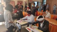 surat suara - ist RAPAT pleno KPU Tabanan memutuskan dan menetapkan desain surat suara serta alat bantu coblos tunanetra Pilkada Tabanan 2020, dilanjutkan penandatanganan oleh masing-masing paslon, Selasa (13/10/2020). Foto: gagah