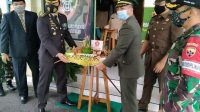 KAPOLRES Tabanan AKBP Mariochristy Panca Sakti Seiregar ketika memberikan nasi tumpeng kepada Dandim 1619/Tabanan Letkol Inf. Toni Sri Hartanto, serangkaian HUT ke-75 TNI, di Makodim Tabanan, Senin (5/10/2020). Foto: ist KAPOLRES Tabanan AKBP Mariochristy Panca Sakti Seiregar ketika memberikan nasi tumpeng kepada Dandim 1619/Tabanan Letkol Inf. Toni Sri Hartanto, serangkaian HUT ke-75 TNI, di Makodim Tabanan, Senin (5/10/2020). Foto: ist