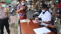 ANGGOTA DPRD Gianyar terjaring sidak masker di Jalan Raya Blahbatuh. Foto: adi ANGGOTA DPRD Gianyar terjaring sidak masker di Jalan Raya Blahbatuh. Foto: adi