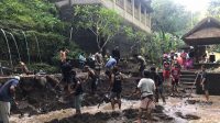 UPAYA pembersihan obyek wisata spiritual Tirta Sudamala pascaditerjang banjir bandang. Foto: gia UPAYA pembersihan obyek wisata spiritual Tirta Sudamala pascaditerjang banjir bandang. Foto: gia