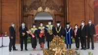 WISUDA keenam Akademi Komunitas Negeri Jembrana di Gedung Auditorium Jembrana, Rabu (21/10/2020). Foto: ist WISUDA keenam Akademi Komunitas Negeri Jembrana di Gedung Auditorium Jembrana, Rabu (21/10/2020). Foto: ist