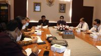 PJS. Bupati Lihadnyana; didampingi Sekda Wayan Adi Arnawa, saat memimpin rapat teknis berkenaan dengan hibah pariwisata di Puspem Badung, Senin (2/11/2020). Foto: ist PJS. Bupati Lihadnyana; didampingi Sekda Wayan Adi Arnawa, saat memimpin rapat teknis berkenaan dengan hibah pariwisata di Puspem Badung, Senin (2/11/2020). Foto: ist